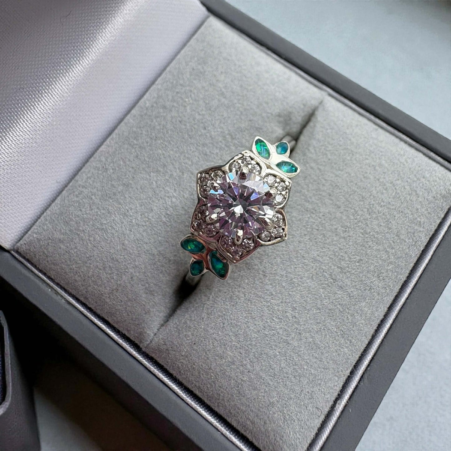 Cleopatra Ring, suitable for 1 to 6 sets of ashes.