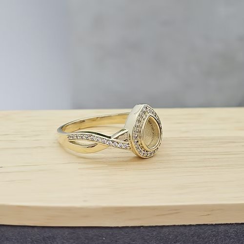 9ct Gold Criss Cross Tearstone Ring